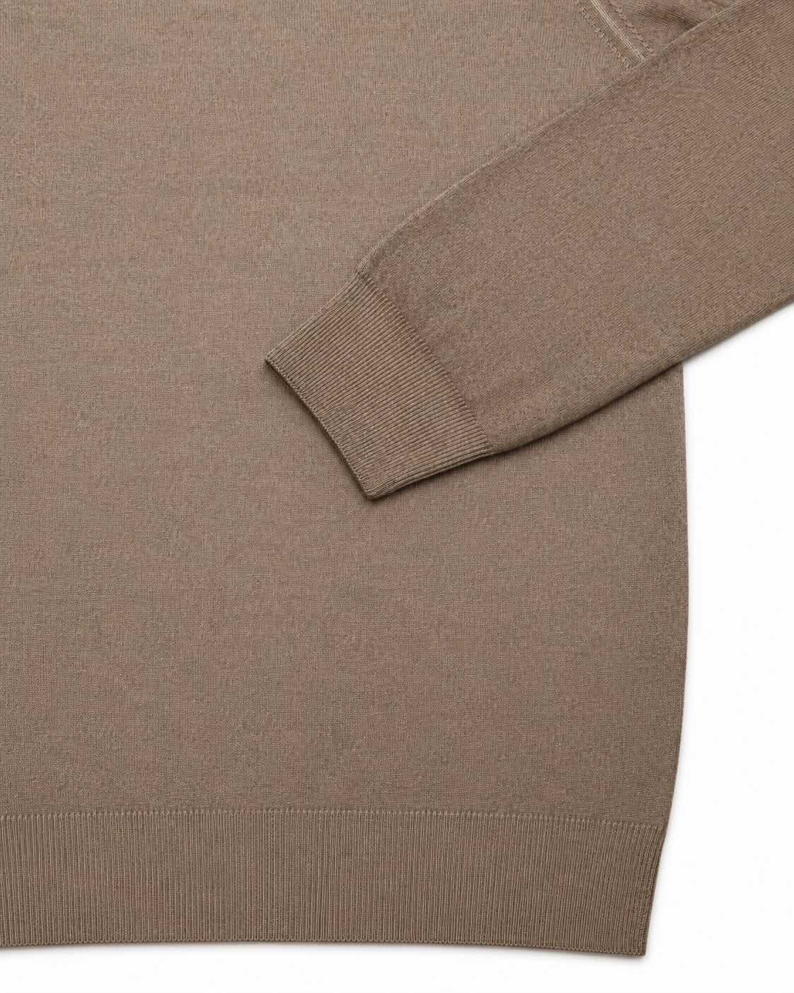 Feinstrick-Rundhalspullover aus Wolle im Slim Fit
