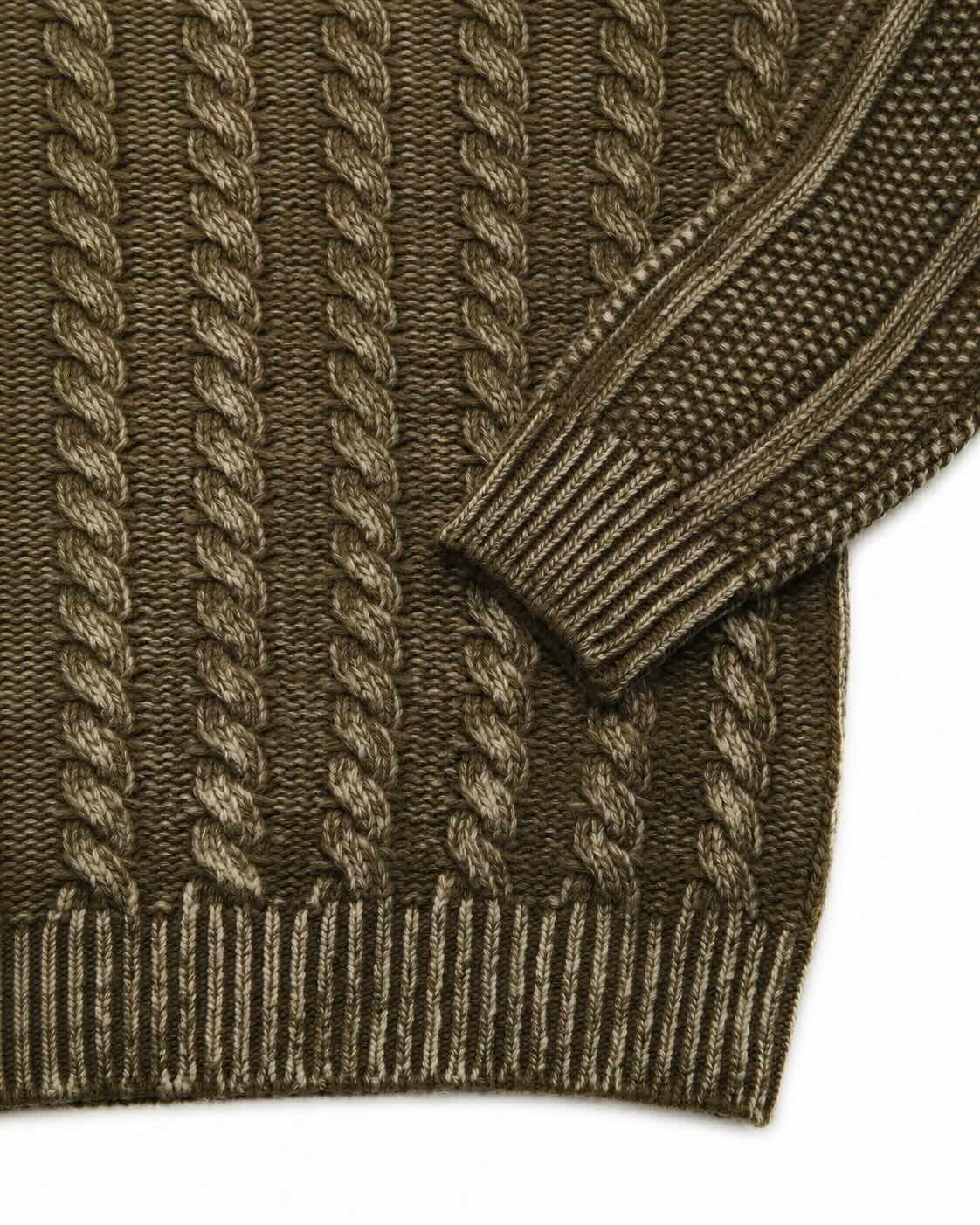 Olivbrauner Rollkragenpullover aus Wolle mit Zopfmuster