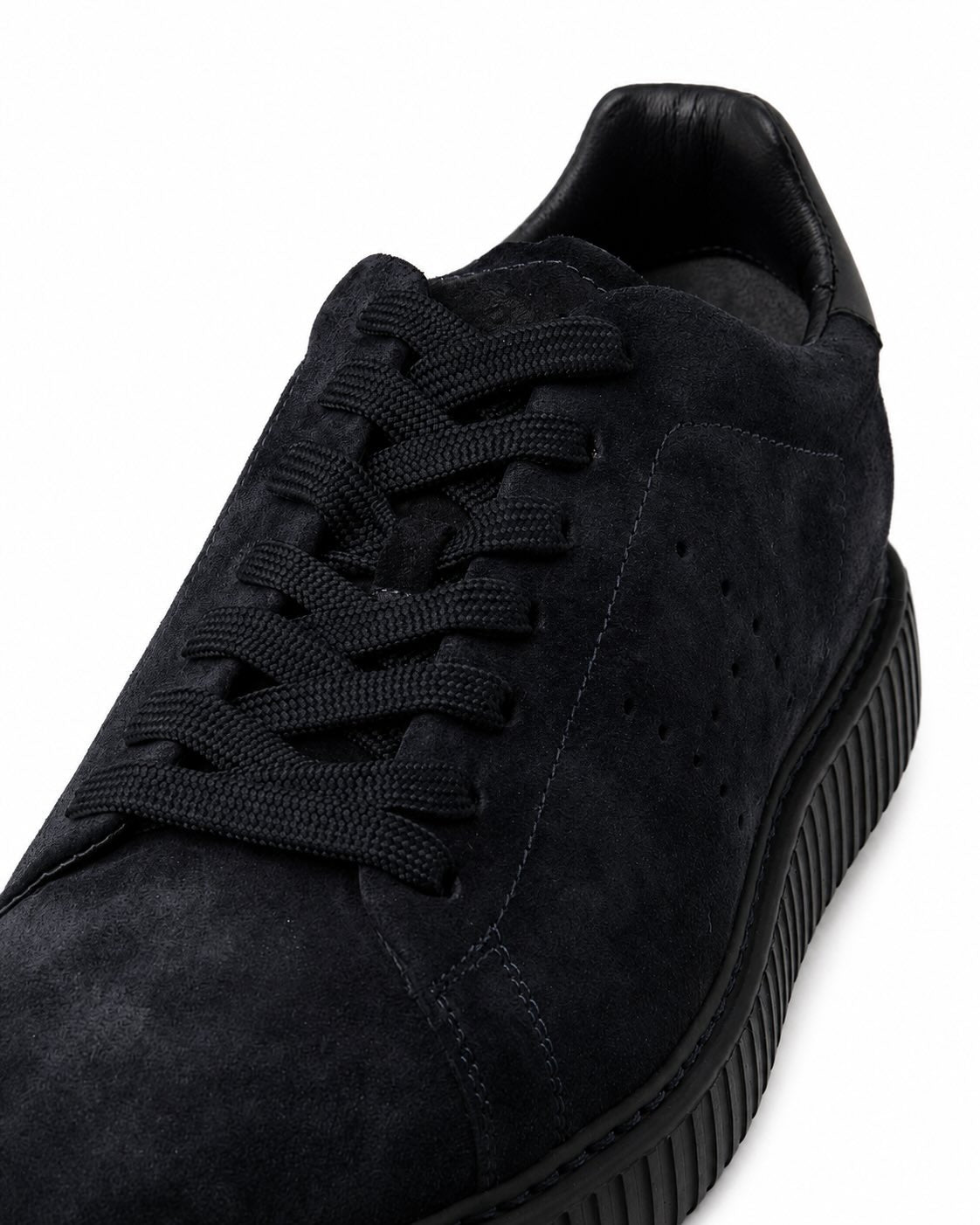 Dunkelblauer Low-Top-Sneaker mit perforierter Seitenpartie