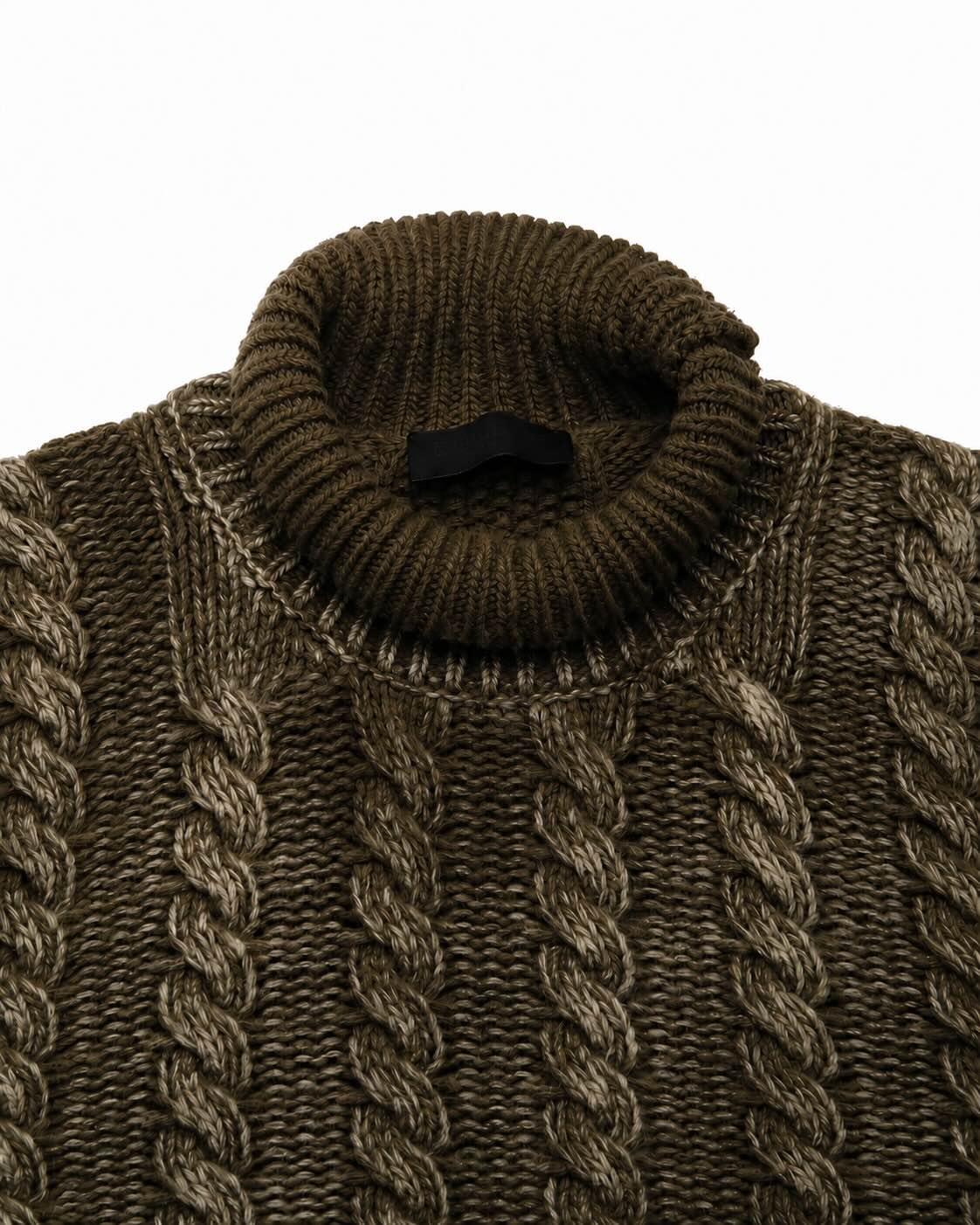 Olivbrauner Rollkragenpullover aus Wolle mit Zopfmuster