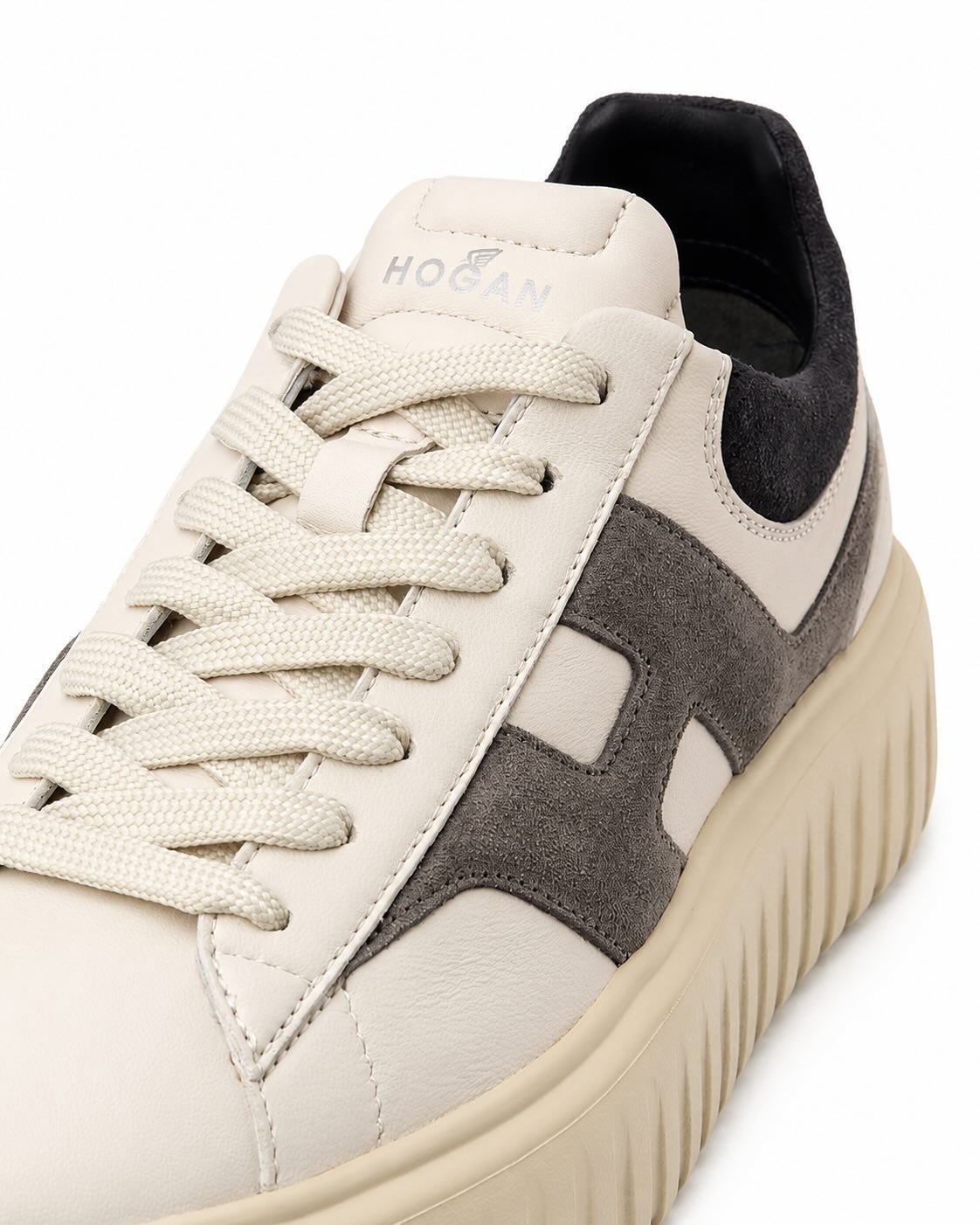 Cremefarbener Ledersneaker mit kontrastierendem H