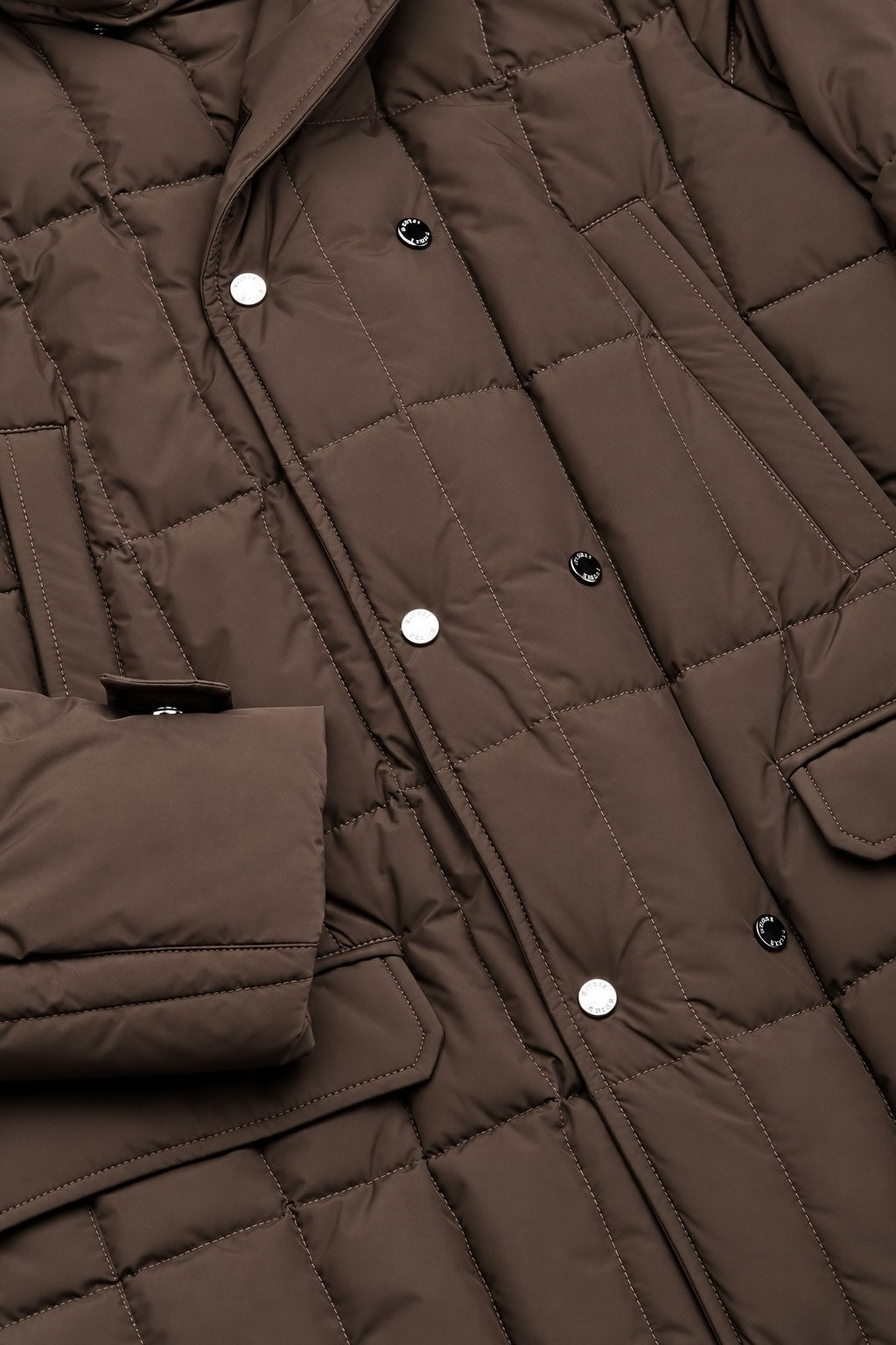 Daunen-Pufferjacke in Dunkelbraun mit Kapuze